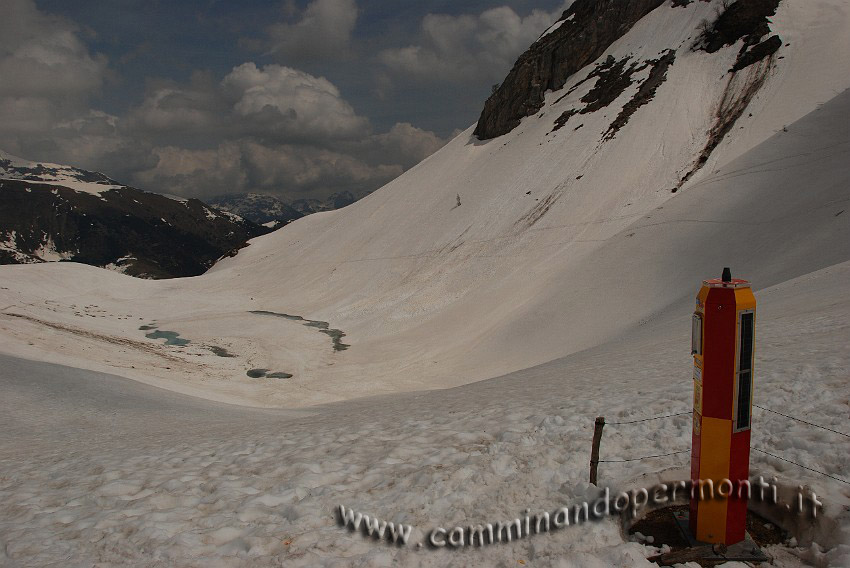 09 03886 Lago Branchino - colonnina soccorso.JPG